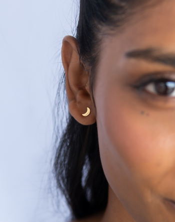 Buy 18 KT Yellow Gold Glimmering Sunlit Diamond Stud Earrings at Best Price  | Tanishq UAE